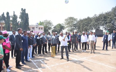 Ahilyanagar News | जलसंपदा मंत्र्यांची मैदानात फटकेबाजी ; बुद्धीबळातही आजमावले कौशल्य..