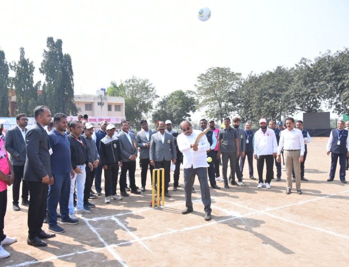 Ahilyanagar News | जलसंपदा मंत्र्यांची मैदानात फटकेबाजी ; बुद्धीबळातही आजमावले कौशल्य..