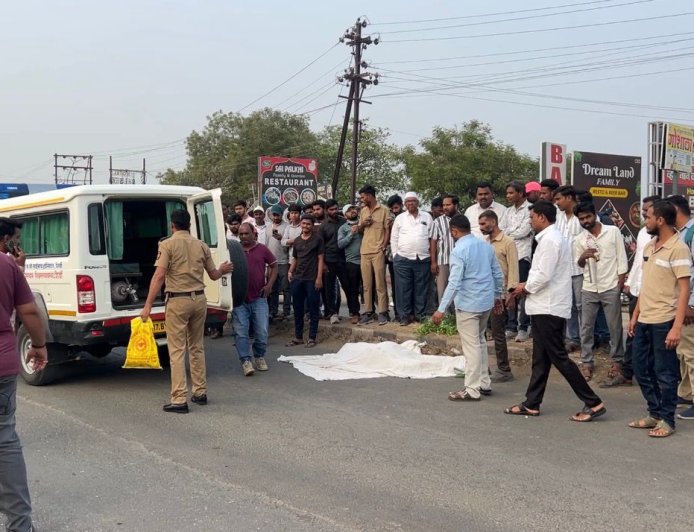 Shirdi Accident | शिर्डीत दर्शनानंतर भाविकाचा अपघाती मृत्यू; मदतीऐवजी मोबाईल चित्रीकरण करणारा समाज !