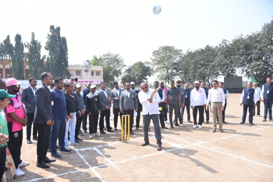 Ahilyanagar News | जलसंपदा मंत्र्यांची मैदानात फटकेबाजी ; बुद्धीबळातही आजमावले कौशल्य..