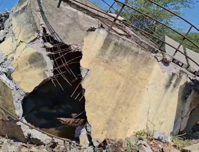 वारी गावातील एक लाख लिटर क्षमतेची पाणी टाकी कोसळली; सुदैवाने मोठा अनर्थ टळला